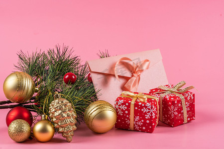 圣诞节粉色摄影照片_粉色圣诞节礼盒圣诞球装饰