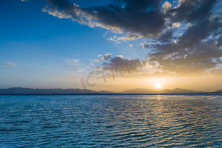青海海西翡翠湖日落摄影图