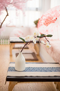 桌子花瓶摄影照片_复古日式案几桌子樱花花瓶