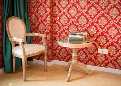 欧式复古摄影照片_复古风房间椅子茶几书本红色欧式