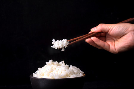 筷子夹起的米饭