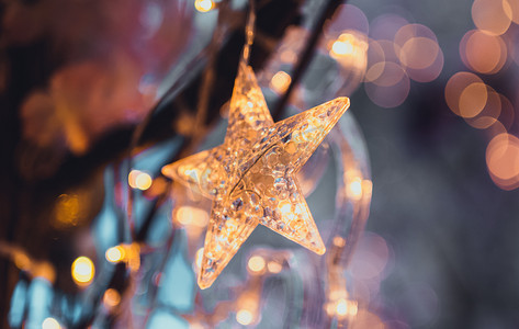 圣诞海报剪纸风摄影照片_圣诞树上装饰的星星摄影图
