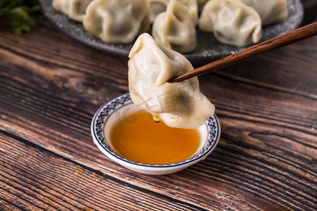 北方水饺摄影照片_美食筷子夹起的水饺