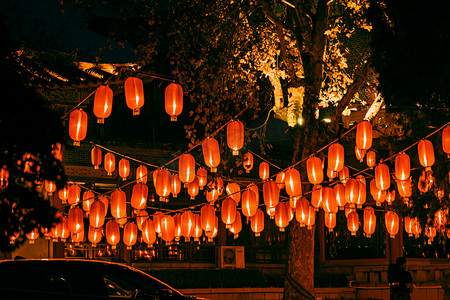 节日炮彩摄影照片_传统节日大红灯笼高高挂夜景图