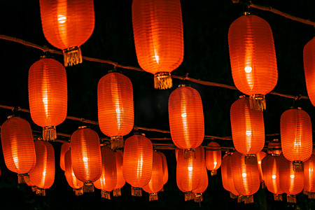 传统节日摄影照片_喜庆节日里夜晚悬挂着的大红灯笼