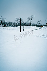 大寒雪地摄影照片_冬季雪地里的路灯风光