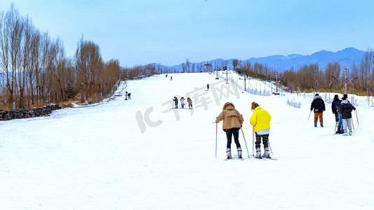 内蒙古冬季滑雪场外景