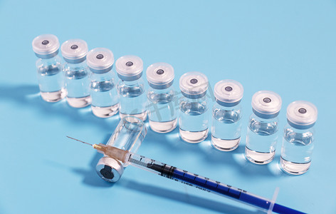 蓝色背景下的疫苗针剂
