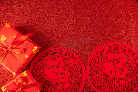 红色礼物盒摄影照片_新年年货礼物盒福字