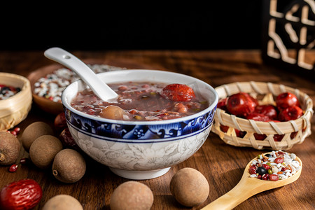 世界粮食日摄影照片_木纹桌子上的腊八粥桂圆干红枣