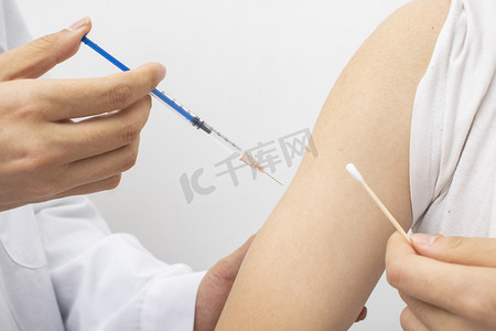 浓情中国风摄影照片_护士打疫苗针
