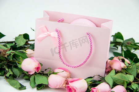 情人节粉色礼盒和玫瑰花