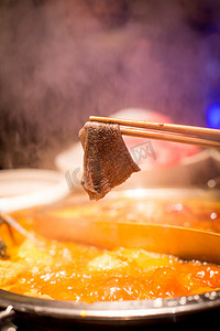 食年摄影照片_冬季火锅涮毛肚特写美食