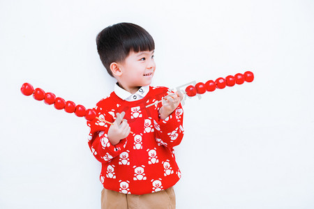 中国小孩摄影照片_手拿两串冰糖葫芦的男孩