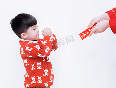 新年红包摄影照片_给大人拜年等红包的小男孩
