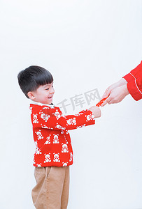 中国小孩摄影照片_双手接过大人红包的小男孩