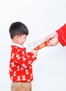 儿童红包摄影照片_盯着妈妈给的红包的小男孩