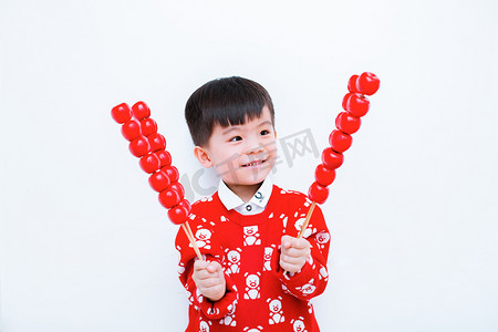 中国小孩摄影照片_手拿冰糖葫芦的小男孩