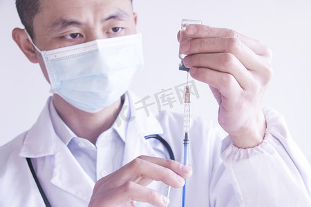 中秋节动图摄影照片_医生手持疫苗针管动作图