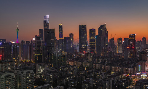 城市高楼黄昏摄影照片_广东广州市天河CBD建筑群夜景