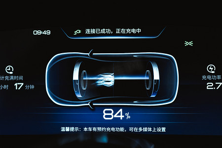 新能源汽车液晶屏充电车内充电摄影图配图