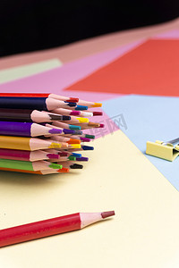 兴趣培养开学季彩色铅笔彩色背景静物摄影图配图