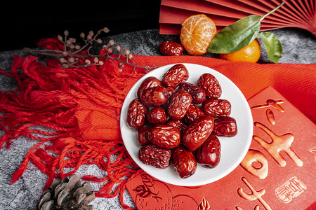 中国年春节红包与枣红色背景静物摄影图配图