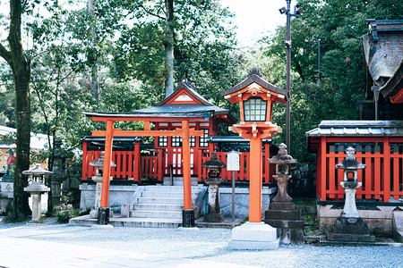 京东logo摄影照片_日本京都清晨建筑古神社风光场景摄影图配图