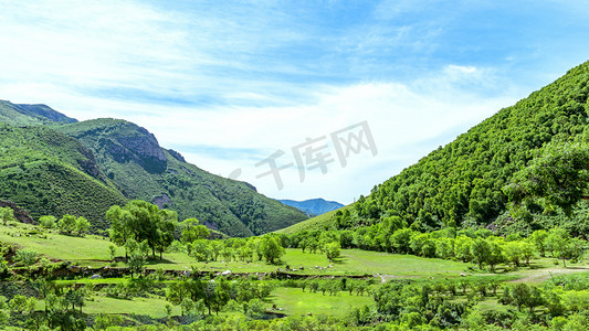 绿色推销春分背景摄影照片_山村旅游中午山沟绿色旅游摄影图配图