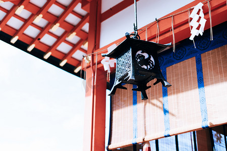 日本京都上午烛台神社风中摇曳摄影图配图