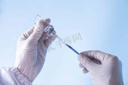 疫苗接种白天针管药剂瓶医院吸取药物摄影图配图