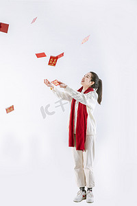 春节习俗插画摄影照片_新年除夕女生红包撒红包摄影图配图