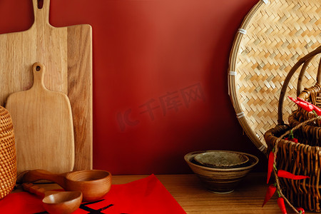 厨具摄影照片_春节过年红色背景厨房餐具用品摄影图配图