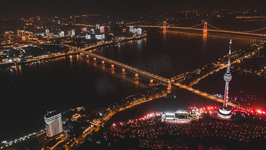 鹦鹉洲大桥摄影照片_武汉城市建筑夜晚长江大桥长江大桥航拍摄影图配图