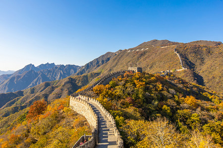 大气摄影图摄影照片_北京长城秋分长城秋景登山摄影图配图