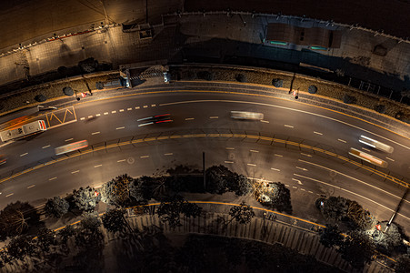马路俯视摄影照片_武汉城市街道夜晚交通沿江大道航拍摄影图配图