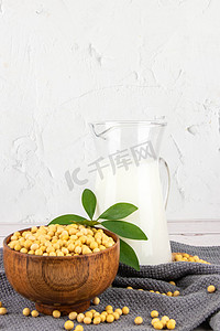 黄豆图摄影照片_植物蛋白饮料日常黄豆豆浆餐桌营养豆浆摄影图配图