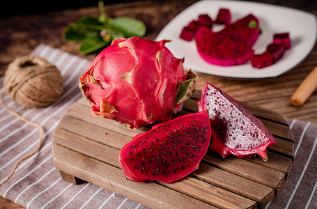 火龙果新鲜水果鲜甜美食摄影图配图