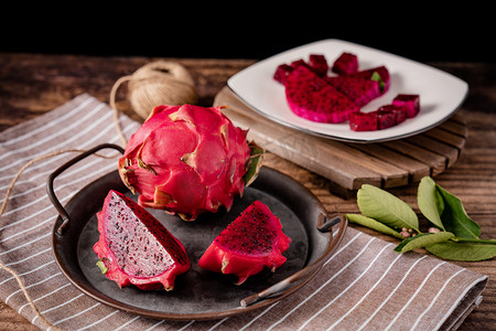 美味多汁摄影照片_火龙果新鲜水果美食食品摄影图配图