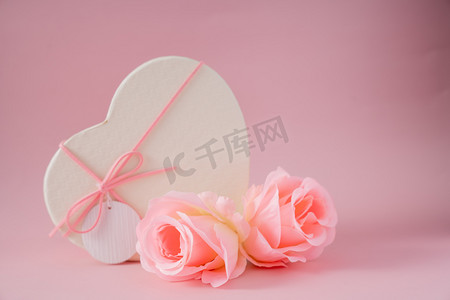 粉色情人节浪漫玫瑰礼盒摄影图配图