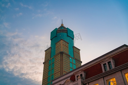 武汉城市建筑夕阳建筑新佳丽时代广场仰拍摄影图配图