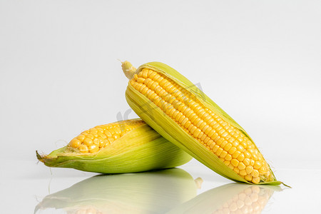 粮食开仓摄影照片_农产品室内玉米棚拍静物摄影图配图