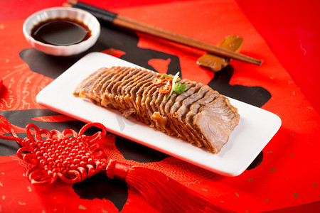 年夜饭卤牛肉美食中国结摄影图配图