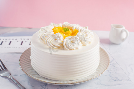 白色白色简约摄影照片_粉色简约水果奶油生日蛋糕表白摄影图配图
