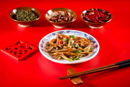 红色中国风新年摄影照片_中国风新年中式卤菜摄影图配图