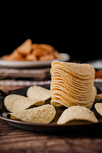 薯片美食膨化食品零食美味摄影图配图