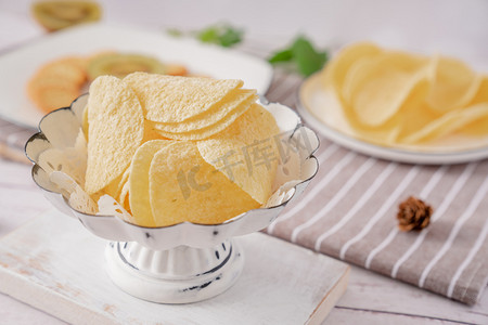 薯片零食小吃膨化食品美食摄影图配图