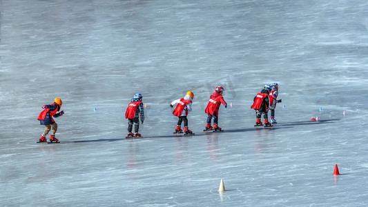 摄影照片_滑冰上午儿童滑冰运动摄影图配图