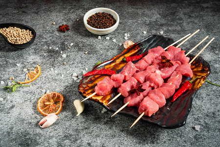 餐饮美食烤串晚餐一盘鲜肉串烧烤摊烧烤摄影图配图