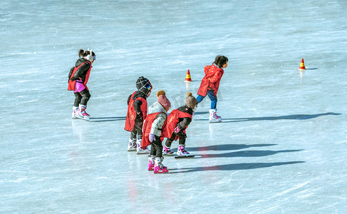背景人物摄影照片_儿童滑冰上午儿童冰场运动摄影图配图